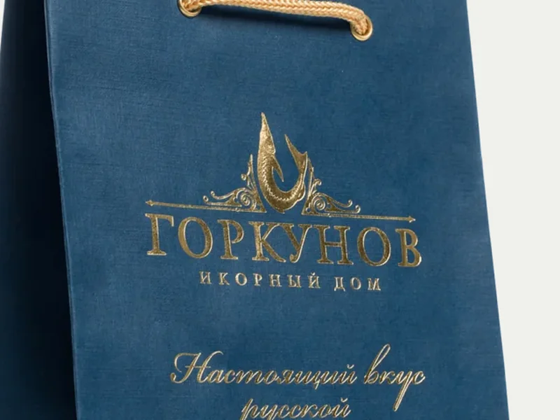 Тиснение золотой фольгой на синей фактурной бумаге, крупный план